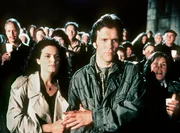 Astrid Protter (Barbara Auer) und ihr Mann Harald (Daniel Minetti) reihen sich ein in die Montagsdemonstrationen in Leipzig, wo mit dem Ruf "Wir sind das Volk!" das Signal gegeben wurde, mit dem die DDR aus der Geschichte entlassen wurde.