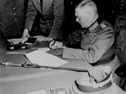 Generalfeldmarschall Keitel unterschreibt die Kapitulation. In Europa ist der Krieg am 8. Mai 1945 beendet.