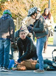 "Blue Bloods - Crime Scene New York", "Danke Joe!." Nach einem Fahrradunfall fällt Dannys Sohn Sean ins Koma. Die Reagans sind schwer geschockt! Damit nicht genug, stellen eine Reihe mysteriöser Autounfälle Danny vor ein Rätsel. Wie er herausfindet, geht die Unfallserie auf das Konto eines Scharfschützen, der Attentate auf die Unfall-Lenker verübt. Als Danny den Inhalt der umliegenden Mistkübel inspiziert, stößt er auf eine heiße Fährte. Indes sind sich Frank und Bürgermeister Poole uneinig, ob die Öffentlichkeit über den Serienkiller informiert werden sollte.Im Bild (v.li.): Bridget Moynahan (Erin Reagan-Boyle), Andrew Terraciano (Sean Reagan), Sami Gayle (Nicky Reagan-Boyle).