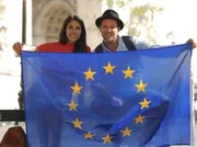 Clarissa und Ben am Triumphbogen in Paris