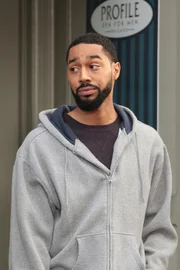 RJ (Tone Bell) verkriecht sich in seiner Wohnung, nachdem Lauren ihn verlassen hat.
