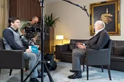 Jean-Christoph Caron im Interview mit BondRegisseur John Glen.