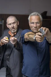 Die Kommissare Max Ballauf (Klaus J. Behrendt, r) und Freddy Schenk (Dietmar Bär, l) untersuchen am Tatort, aus welcher Richtung die tödlichen Schüsse kamen.