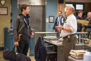 Jake Peralta (Andy Samberg, l.), Hitchcock (Dirk Blocker)