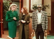 Angela (Judith Light, l.) erkennt den berühmten Sänger Ray Charles (Ray Charles, r.), nicht. Mona (Katherine Helmond, M.) klärt sie auf.