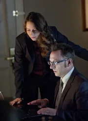Root (Amy Acker) fühlt sich geehrt, als Finch (Michael Emerson) sie um Hilfe bittet.