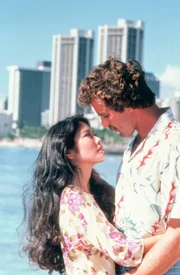 Susie Elena (Mai Ling), Tom Selleck (Thomas Magnum).