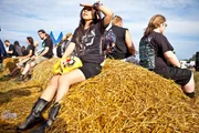 Cielu Wang, Wacken-Besucherin aus Südkorea, gönnt sich eine Pause