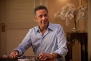 Roy Martin (Brad Garrett)