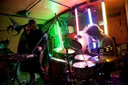 Das Londoner Noise-Duo "Gum Takes Tooth" bescherte den Besuchern des Pariser Festivals Villette Sonique im Mai 2015 ein geradezu übernatürliches Musikerlebnis.