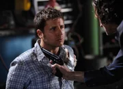 Ausnahmsweise stumm: James Roday als Shawn Spencer, als John Hawkes als Rollins (Copyright SRF/NBC Universal, Inc.)