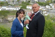 Nach dem Krankenhausaufenthalt kehren Louisa (Caroline Catz, l.) und das Baby nach Hause zurück. Währenddessen beschleichen Doc Martin (Martin Clunes, r.) Zweifel, ob seine Nachfolgerin die Richtige für den Job ist ...