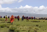 Die Massai sagen, der Regengott Engai hätte ihnen alle Rinder dieser Welt vermacht. Entsprechend selbstbewusst wandern sie noch heute durch das Grasland Ostafrikas.