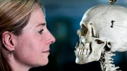 In der ersten Episode untersucht Dr. Alice Roberts, was unser Skelett über unsere unglaubliche evolutionäre Reise verrät.