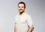 Star-Koch Steffen Henssler lädt zum Improvisations-Kochduell für drei selbstbewusste Hobbyköche, die antreten, um in 25 Minuten ein bestimmtes Gericht zu kochen.
