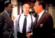 Capt. Don Cargen (Dann Florek, mi.) begr¸?t seine Kollegen Det. Lennie Briscoe (Jerry Orbach, re.) und Eddie Green (Jesse L. Martin, li.). Die Beiden arbeiten am gleichen Fall wie seine Leute...