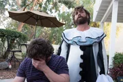 Wie verläuft das Zusammentreffen von Chip (Darsteller unbekannt, l.) und seinem Zwillingsbruder Dale (Zach Galifianakis, r.)?
