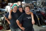 Nachdem mit Manni (l.) und Uwe (r.) nur noch zwei der Brüder den neuen Schrottplatz betreiben werden, freut sich Uwes Sohn Thommy (M.), mit dabei zu sein ...