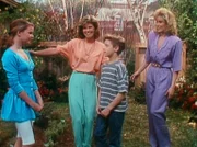 Angela (Judith Light, r.) und Jonathan (Danny Pintauro) begrüßen die neue Nachbarin Pam (Leah Ayres, 2.v.l.) und ihre Tochter Heather (Heather Tom, l.).