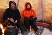 Ben und Jess können sich im Zelt bei einem warmen Getränk erstmal wieder aufwärmen.