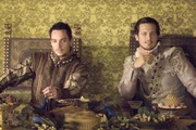 Um eine Front gegen den Kaiser zu bilden und um Anne vor den europäischen Könighäusern als nächste Königin von England zu legitimieren, reist König Henry (Jonathan Rhys Meyers, l.) mit großem Gefolge nach Frankreich. König François (Emmanuel Leconte, r.), der den Kaiser ebenfalls hasst, empfängt Anne mit allen Ehren ...
