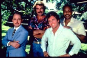 Eine unschlagbare Truppe: Magnum (Tom Selleck, 2.v.l.), Higgins (John Hillerman, l.), Rick alias "Orville" (Larry Manetti, 2.v.r.) und T.C. (Roger E. Mosley, r.).