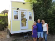 Tiny House Hunters Season3 EP Simply Downsizing, Tiny House Hunters Staffel3 EP Decrescendo
Our homebuyer, Mark with friend Julie (R) and realtor Dianna tour this tiny yellow house. Located in Carpintera, CA, as seen on Tiny House Hunters.