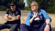 Kiez-Brüder mit gemeinsamer Vergangenheit: Kante und Perle am Strand von Kollmar.