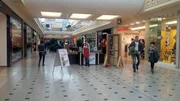 Experiment in einer Shopping-Mall: Ein Lockvogel verkauft vermeintlichen Glasreiniger in verschiedenen Verpackungsgrößen. Wer rechnet nach?