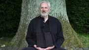 Eberhard Kügler ist Zen-Meister und Fernsehredakteur. Er zeigt, wie man beim Meditieren seinen inneren Schweinehund besiegt