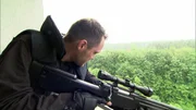 Das Präzisionsschützen-Team um Martin Renner fordert einen Hubschrauber an, sie wollen den Heckenschützen aus der Luft aufspüren. Tatsächlich gelingt es, mit Hilfe der Wärmebildkamera zwei Ziele im Wald zu identifizieren: zwei Personen in einem Fahrzeug sowie eine Einzelperson. Hat das SEK den skrupellosen Schützen gefunden?