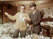 Patrick MacNee (r.)