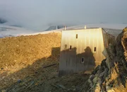 Die neu eröffnete Tracuithütte oberhalb von Zinal im Abendlicht: Der topmoderne Neubau auf 3256m ist die neueste SAC-Hütte. (Copyright SRF)