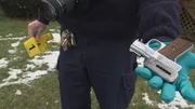 Die Dokumentationsreihe zeigt die spektakulärsten Fälle der amerikanischen Polizei, die alle eines gemeinsam haben: Sobald sie an einen Tatort gerufen werden, beginnt für die Ermittler ein Wettlauf gegen die Zeit. Finden sie in den ersten 48 Stunden keinen entscheidenden Hinweis, verringert sich ihre Chance, ein Verbrechen zu lösen, um die Hälfte.