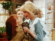 Als Angela (Judith Light, r.) den Haushalt führen muss, gerät sie mit Mona (Katherine Helmond, l.) aneinander. Jonathan (Danny Pintauro, M.) kann nur noch staunen.