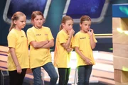 Jara, Emily, Paula und Hannah (v.l.) vom Team "Die unschlagbaren Vier" betrachten den "Jenga"-Turm: Welchen Stein sollen sie als nächstes herausziehen, ohne den Turm zu Fall zu bringen?