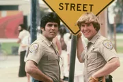 Officer Francis 'Ponch' Poncherello (Erik Estrada, l.) und Officer Jon Baker (Larry Wilcox)