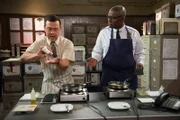 Charles Boyle (Joe Lo Truglio, l.), Captain Ray Holt (Andre Braugher)