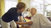 MDR Fernsehen UNSER LANDARZT (1), "Landarztmangel extrem", am Samstag (03.01.15) um 18:00 Uhr.
Dr. med. Erika Lipfert (76) besucht ihre Patienten gerne zu Hause.