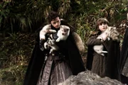 Kit Harington als Jon Snow (l.), Isaac Hempstead-Wright als Bran Stark