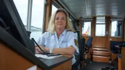 Wasserschutzpolizei - Tanja am Tisch im Schiff