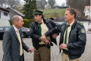 Klinkchef Weiss (Michael Lesch) ist von der Anwesenheit von den Polizisten Hubert (Christian Tramitz - right) und Staller (Helmfried von Lüttichau - in the middle) nicht begeistert.