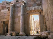Leptis Magna ist eine Großstadt gewesen. Heute ist es eine der besterhaltenen römischen Ruinenstädte überhaupt.