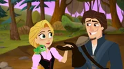 "Disneys Rapunzel - Die Serie: Eine magische Reise", Der Spur der magischen schwarzen Felsen folgend, stürzen sich Rapunzel und Eugene Hals über Kopf in eine abenteuerliche Reise, fernab von Coronas sicheren Mauern. Stets an ihrer Seite sind dabei Hofdame Cassandra, Lance und Hakenfuß, sowie der kecke Pascal.