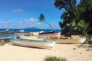 Fischerboote an einem Strand von Mah