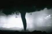 Tornados bilden sich, wenn feuchtwarme Luftmassen aus dem Süden auf kalte Strömungen aus dem Norden treffen. Die instabile Wetterlage lässt bis zu 18 Kilometer hohe Gewitterwolken, sogenannte Superzellen, entstehen.