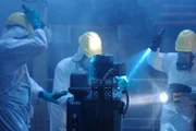 Japanische Arbeiter in Schutzanzügen mit Atemmaske im havarierten Atomkraftwerk Fukushima (Reenactment)