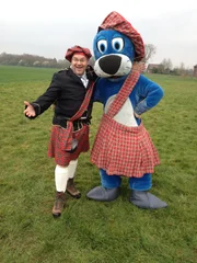 Mit Sport um die Welt: Elton und Piet beim Zwischenstopp auf den Highland-Games.
