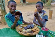 Rashidi (li.) und Hamisi (re.) probieren ihre ersten Lebkuchen. Lebkuchen werden mit Gewürzen aus Sansibar gebacken.