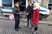 Einmal pusten bitte! Polizeihauptkommissar Holger Bödeker (li.) erklärt den "Xenius"-Moderatoren Dörthe und Pierre, worauf es bei der Atemanalyse ankommt.